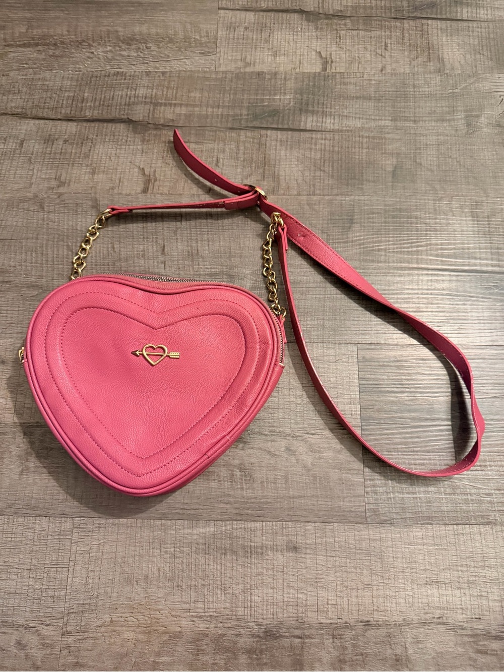 Betsey Johnson Pink Heart Shaped Crossbody Purse Gold Chain Y2K Coquette Bag